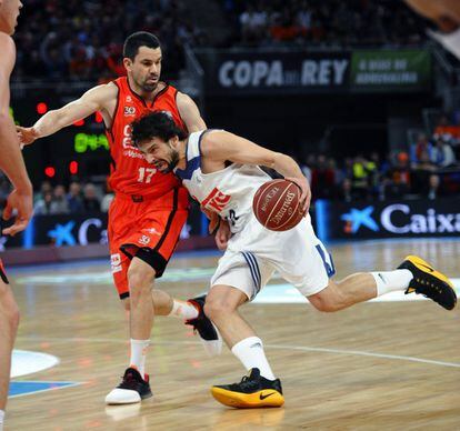 El base del Real Madrid, Sergio Llull (d), intenta superar la defensa del escolta del Valencia Basket, Rafa Martínez.