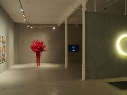 Una de las salas de la exposici&oacute;n con la escultura roja de Daniel Firman.
