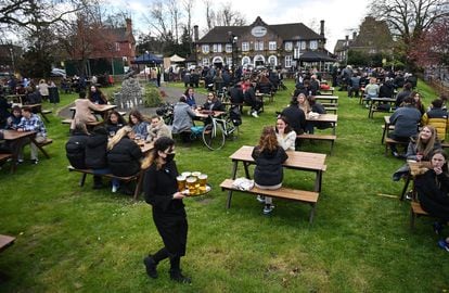 Clientes del pub Fox on The Hill, en el sur de Londres, en una terraza el 12 de abril.