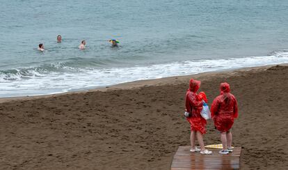 Las islas Canarias han registrado más de 800 incidentes pero ningún daño personal, según ha informado el 112. En la foto, unos turistas se dan un baño en Puerto del Carmen (Lanzarote), este domingo.