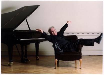 El director y pianista nacido en Buenos Aires, retratado para 'El País Semanal' en Berlín en 2000.