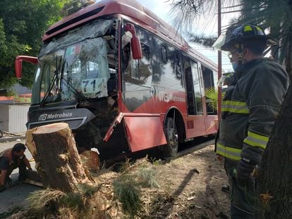 Un fuerte choque de Metrobús con un árbol ha dejado ocho heridos este viernes por la mañana en la alcaldía Gustavo A. Madero, en Ciudad de México.