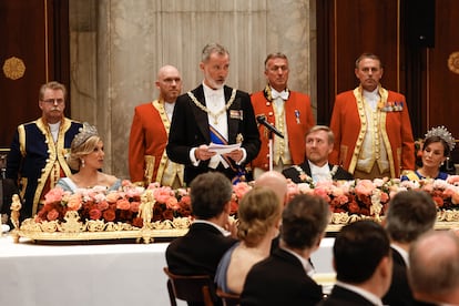 Los reyes de España, Felipe VI (2i) y Letizia (d), junto a los reyes de los Países Bajos, Guillermo Alejandro (2d) y Máxima (i), durante la cena de gala con motivo de su visita de Estado al país, este miércoles en Ámsterdam (Países Bajos).
