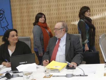 La diputada de Hacienda de Gipuzkoa, Helena Franco, de pie a la derecha, antes de comenzar la Comisión de Hacienda en las Juntas. En primer término, los socialistas Rafaela Romero y Julio Astudillo.