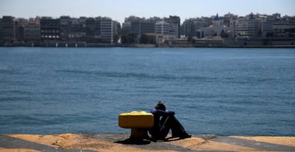 Una refugiada descansa en el port grec de el Pireo.