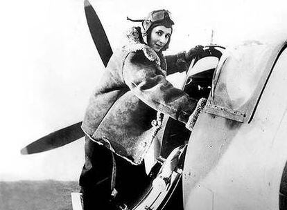 La piloto Diana Barnato Walker se introduce en su avión favorito, un Spitfire, en una imagen de 1945.