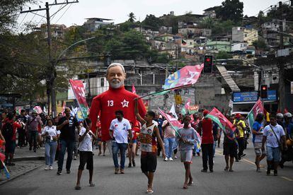 Una figura inflable con la cara de Lula y el uniforme del Partido de los Trabajadores, durante el mitin.