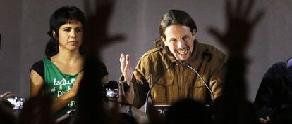 Pablo Iglesias, dirigente de Podemos, comparece tras las elecciones europeas en mayo junto a Teresa Rodríguez.