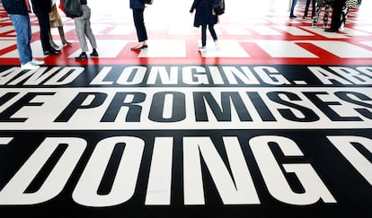 La nueva instalación de Barbara Kruger en la restaurada Neue Nationalgalerie de Berlín.