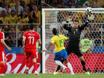 El brasileño Paulinho marca el gol inaugural del partido.