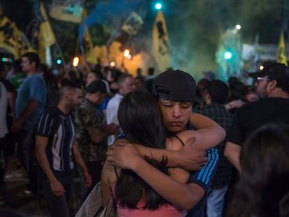 Una pareja de simpatizantes del peronismo se abraza este domingo en Buenos Aires.