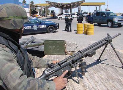 Un soldado mexicano vigila un paso fronterizo en Ciudad Juárez durante una operación contra las mafias del narcotráfico.