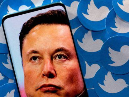 Una imagen de Elon Musk en la pantalla de un móvil junto a logos de Twitter. 