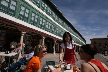 Ubicado a unos 20 minutos en coche al sureste de Ciudad Real, este pueblo es famoso por su plaza Mayor y el Corral de Comedias, del siglo XVII, que se conserva íntegro y en excelentes condiciones. De hecho, cada mes de julio se convierte en uno de los escenarios del prestigioso <a href="http://festivaldealmagro.com/es/home/index.php" target="_blank">Festival Internacional de Teatro Clásico de Almagro.</a> Más información: <a href="http://www.almagro.es/" target="_blank">almagro.es</a>