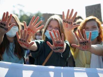 Un grupo de mujeres activistas protesta contra el cambio climático en Varsovia, Polonia, en septiembre de 2020.