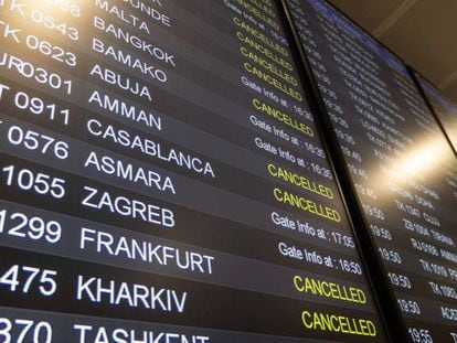 Panel informativo con vuelos cancelados en el aeropuerto de Estambul, el 21 de marzo de 2020, unos días después de estallar la pandemia.
