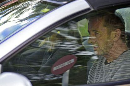 Phil Rudd, batería del grupo AC/DC, tras declarar ante un tribunal en Nueva Zelanda.