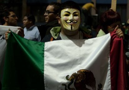 Un manifestante en Televisa con la careta de Anonymous.