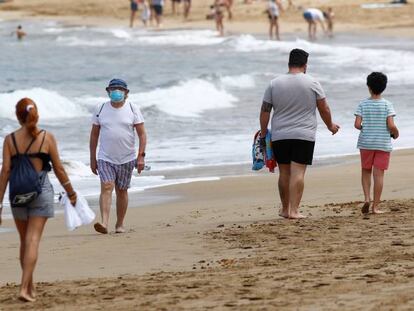 Turistas en la playa de Las Canteras en Las Palmas de Gran Canaria