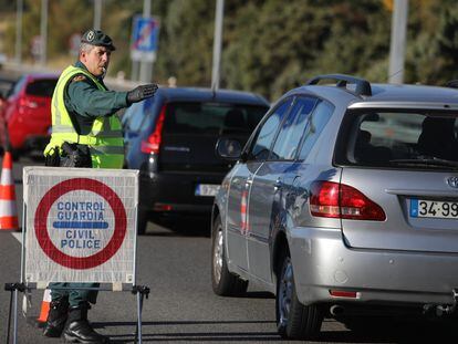 Controles policiales en la AP-6 en el límite, de las provincias de Segovia y Madrid, el pasado viernes.