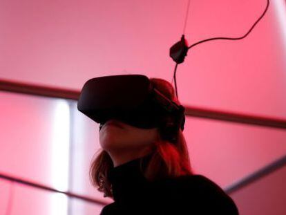 Una mujer, con un casco de Oculus Rift VR, el pasado diciembre en Par&iacute;s.