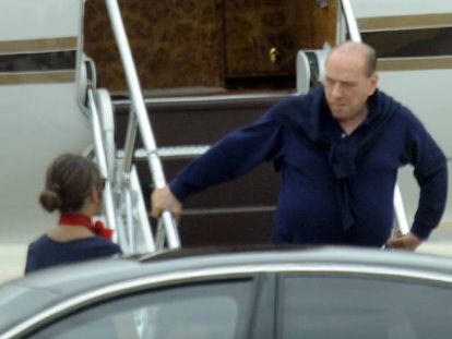 Silvio Berlusconi, en el aeropuerto de Cerde&ntilde;a.