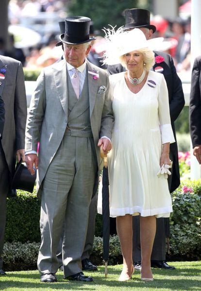 Carlos de Inglaterra con chaqué y chistera junto a  Camilla, duquesa de Cornwall vestida de blanco.