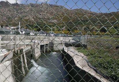 Instalaciones de la granja marina de Quilmas y, a la derecha, tierras de la cooperativa agrícola que han dejado de producir.