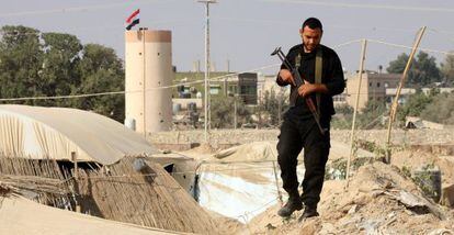 Un guardia de Hamas en la zona de los t&uacute;neles este lunes.