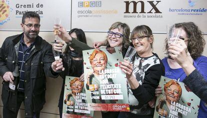 Los empleados del Gremio de Pasteleros celebran la venta del premio mayor de La Grossa.