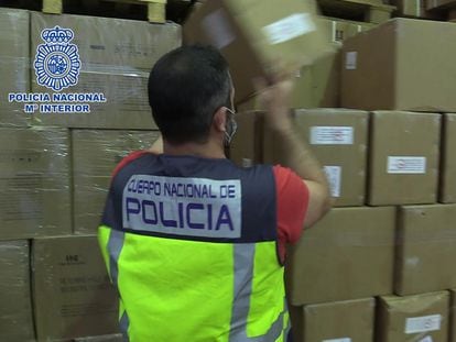 La Policía Nacional ha intervenido 300.000 test de antígenos en las naves industriales del polígono Cobo Calleja en Fuenlabrada (Madrid).