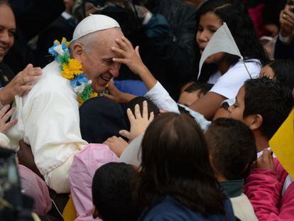 El papa Francisco, rodeado de ni&ntilde;os, durante su recorrido por una favela de Rio de Janeiro en su reciente visita a Brasil.