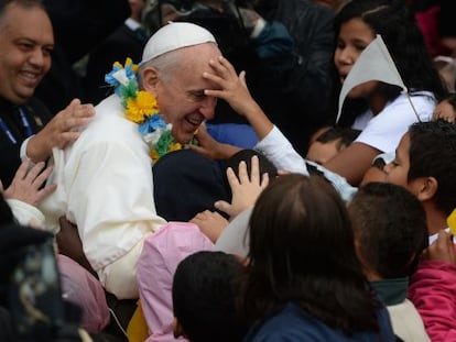 El papa Francisco, rodeado de ni&ntilde;os, durante su recorrido por una favela de Rio de Janeiro en su reciente visita a Brasil.