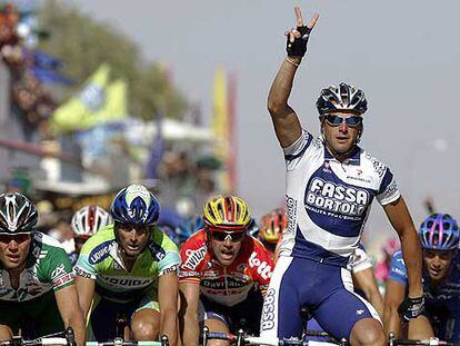 Alessandro Petacchi cruza la meta señalando con los dedos su segundo triunfo sucesivo.