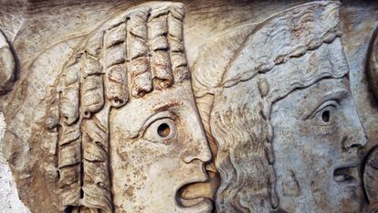Máscaras trágicas en un relieve de un sarcófago romano del siglo II antes de Cristo.