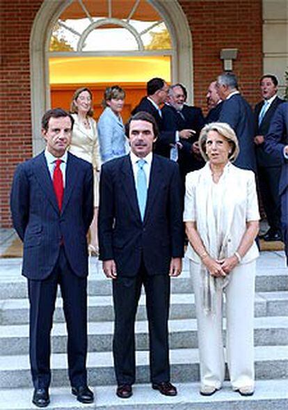 José María Aznar, junto a los nuevos ministros Juan Costa y Julia García-Valdecasas, en el Palacio de la Moncloa antes del Consejo de Ministros.