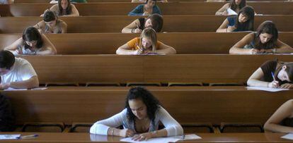 Estudiantes de Selectividad en la Facultad de Medicina de la Universidad de Granada.