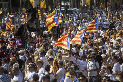 Manifestants durant la Diada al passeig de Lluís Companys.