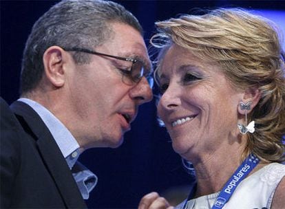 Alberto Ruiz Gallardón junto a Esperanza Aguirre en el congreso del PP madrileño