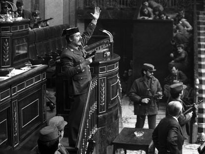 Antonio Tejero irrumpe, pistola en mano, en el Congreso de los Diputados el 23 de febrero de 1981.