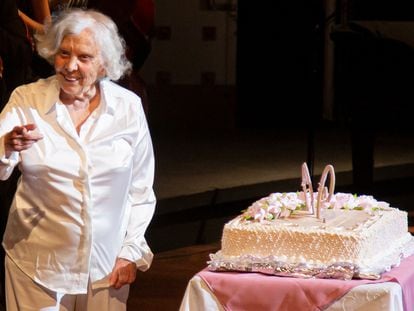 Elena Poniatowska, durante el homenaje realizado en el Palacio de Bellas Artes por la celebración de sus 90 años, en Ciudad de México.