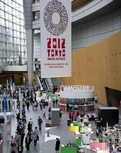 Un cartel anuncia la asamblea del Fondo Monetario Internacional (FMI) en Tokio (Japón)