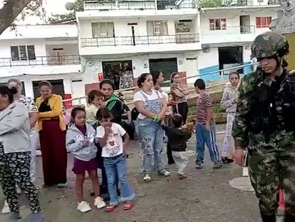 Captura de pantalla tomada de un video en donde se observa a varios disidentes de las FARC en una escuela en Yarumal, Antioquia.