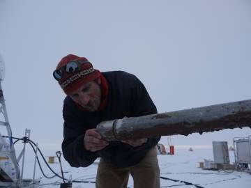 El científico James Smith durante la recogida de los sedimentos del lecho rocoso bajo el glaciar.