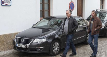 El alcalde, Juan Andrés Gil (izquierda), junto al Ayuntamiento de Tarifa.