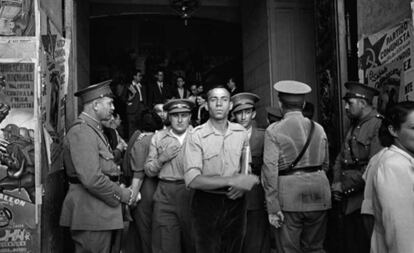 Miguel Hernández, en las puertas del Ayuntamiento de Valencia en 1937.