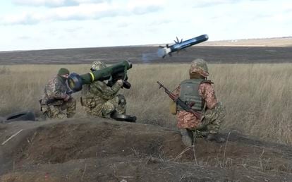 Soldados ucranios entrenan con un lanzador y misiles Javelin suministrados por Estados Unidos, el 12 de enero en la región de Donetsk.