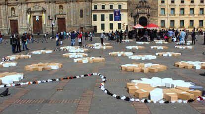 Al final de la concentración los ataúdes fueron colocados en forma de flores que luego fueron rodeados por un enorme cordón umbilical hecho con cientos de borlas de lana, diversos artistas honraron a cada uno de los muertos.