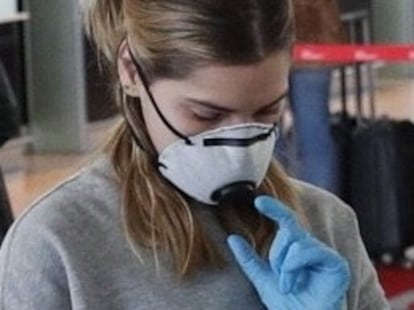 Una pasajera con mascarilla en el Aeropuerto de Barcelona.