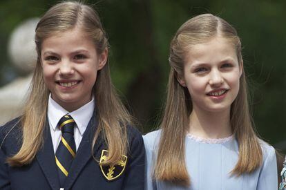 La infanta Sofía, de 10 años, junto a su hermana la princesa Leonor.
